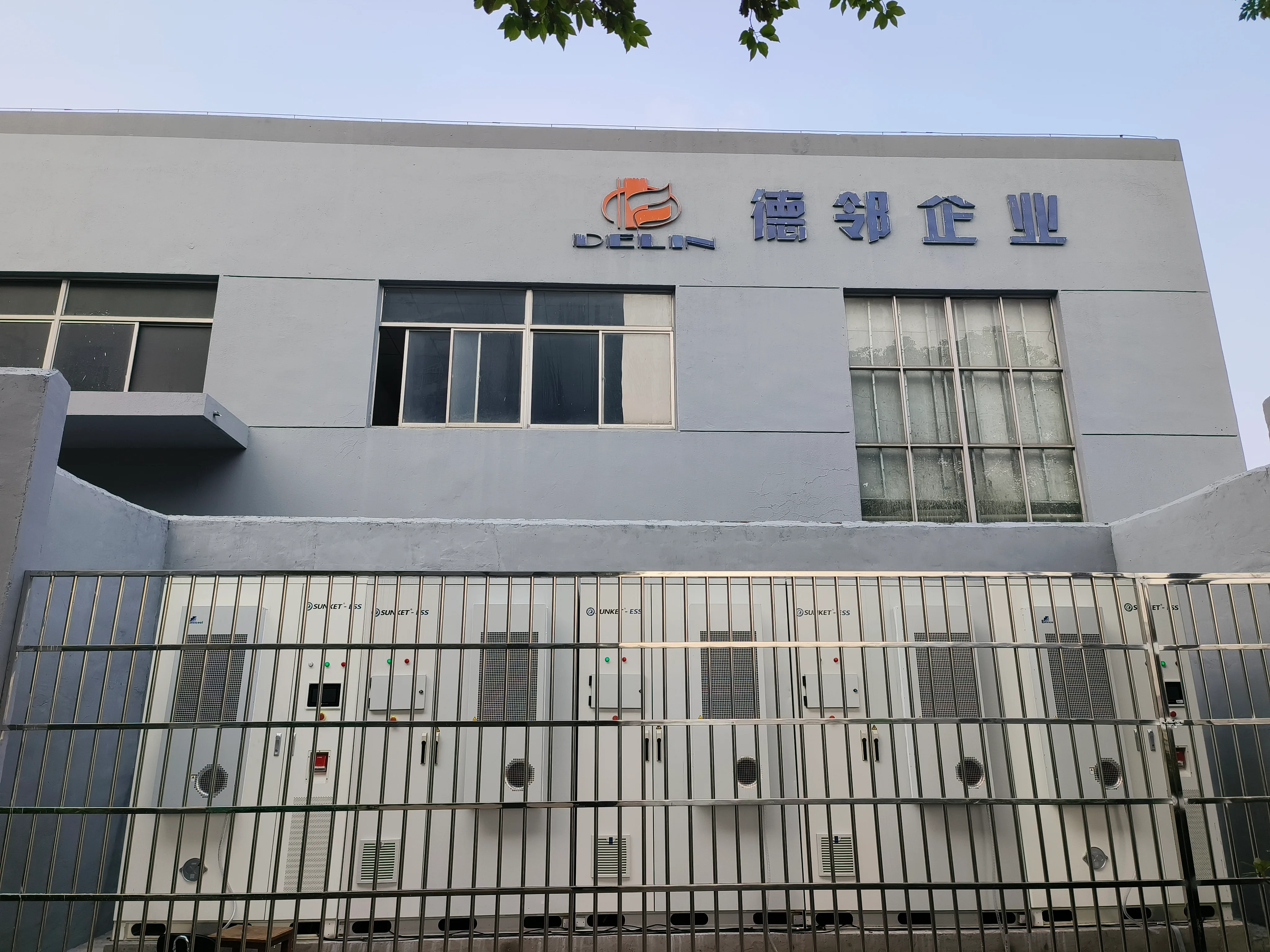 储能柜沿工业厂房外侧成排部署
