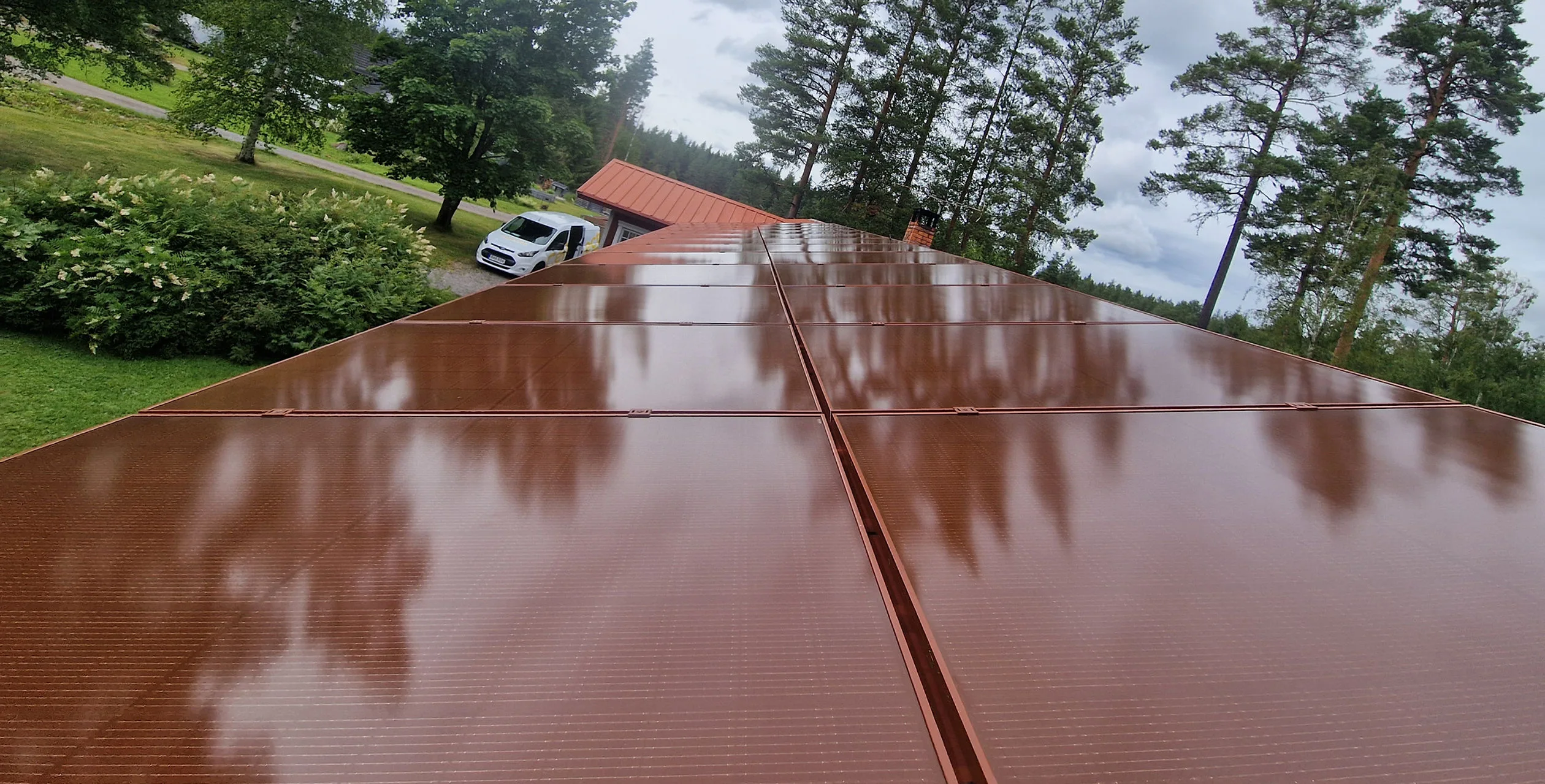 赭石棕彩色 BIPV 屋面现场
