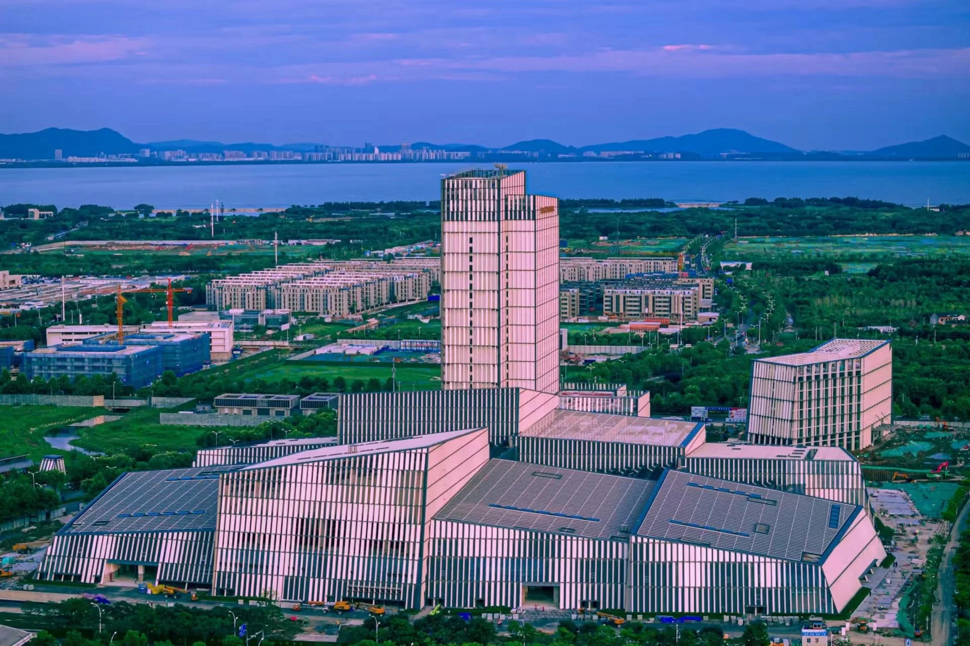 无锡国际会议中心整体建筑与 BIPV 界面